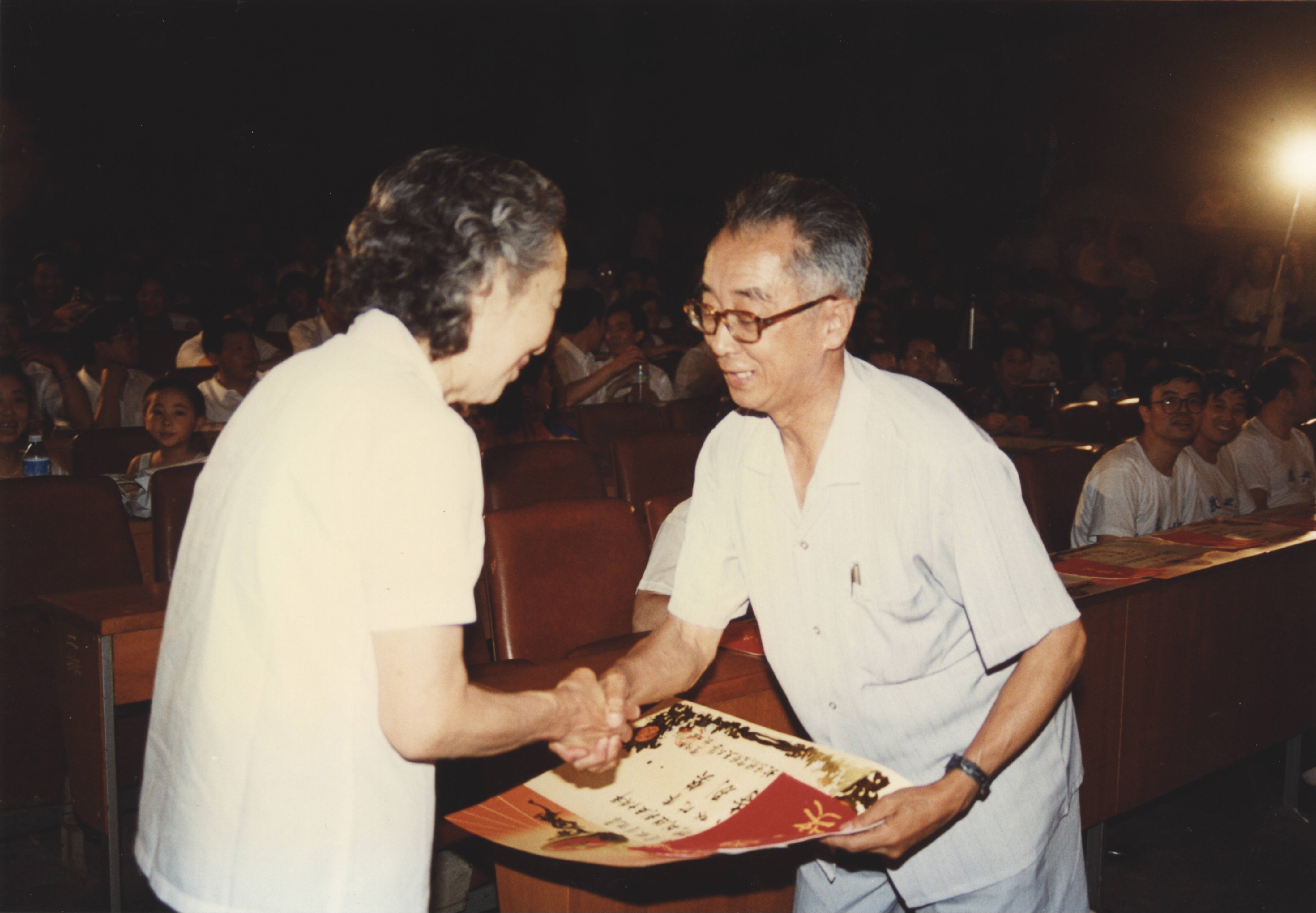1995年8月，beat365官网为纪念抗日战争胜利50周年举行歌泳比赛，刁正邦为获奖教师