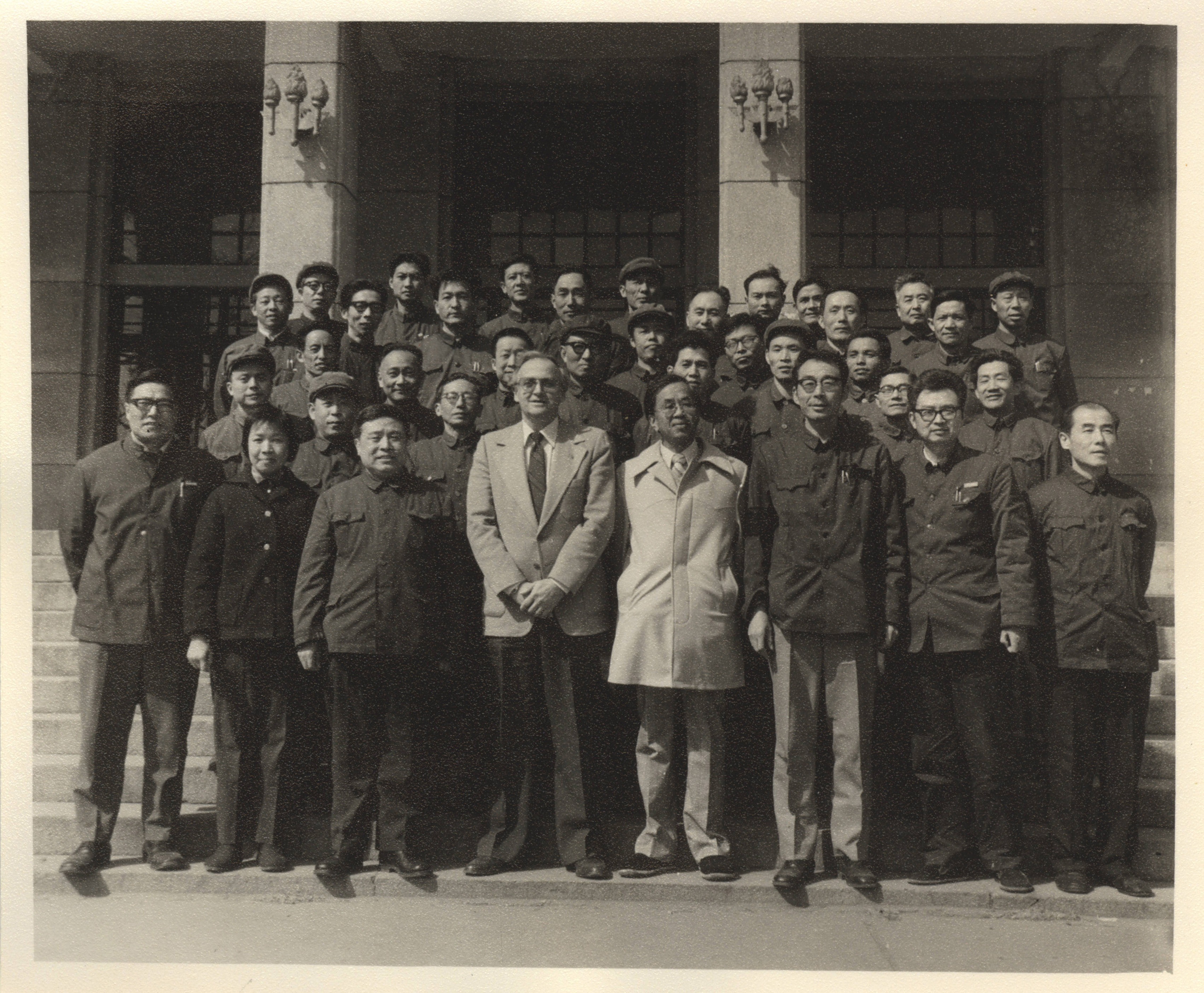 1981年3月美国南加州大学管理学院院长谢尔曼教授、詹姆斯.刘教授来beat365官网讲学在主楼前留影