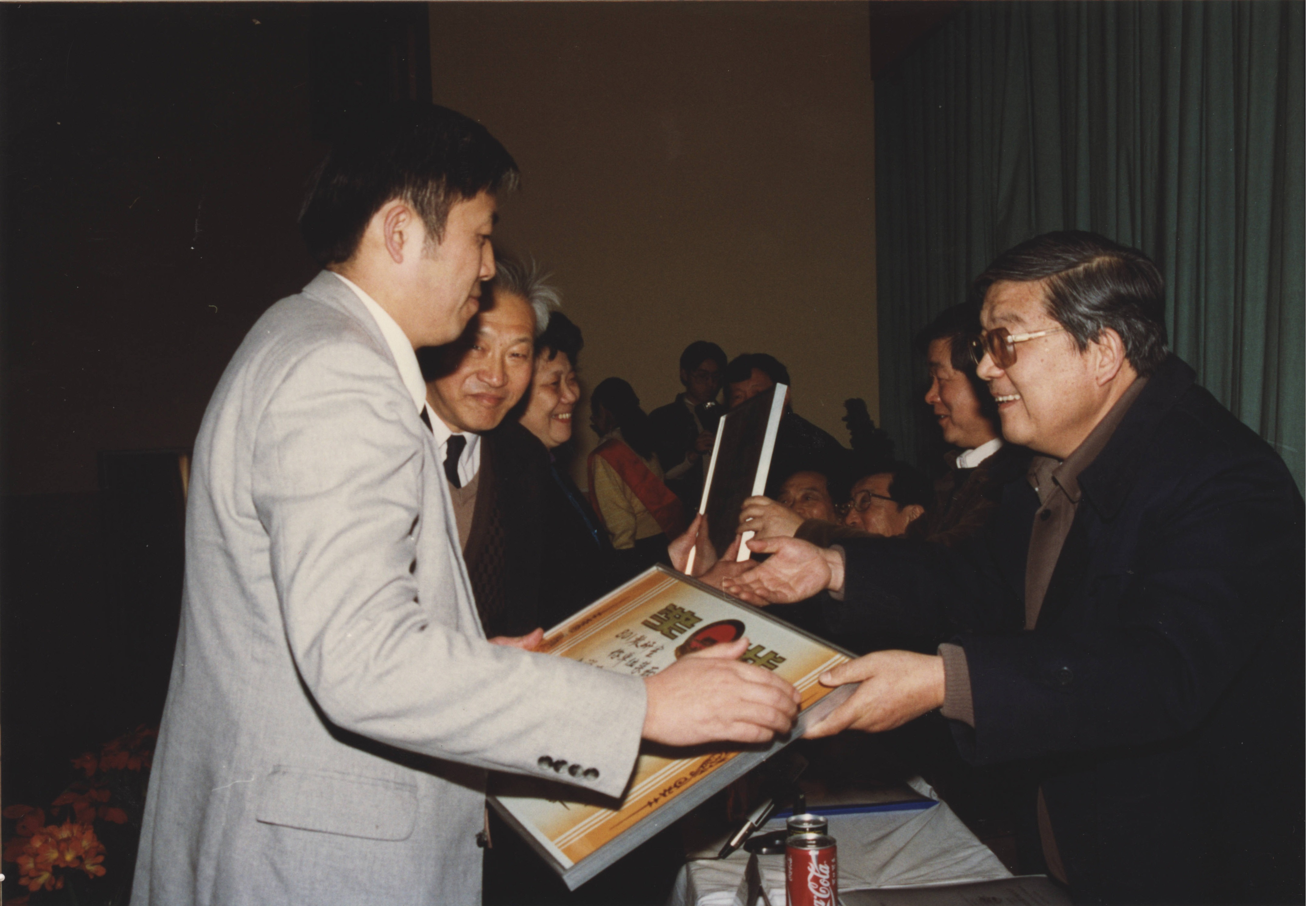 1994年，管理学院董事会奖教金，奖学金授奖大会在学术厅举行，姜燮生董事长为获奖教师颁奖